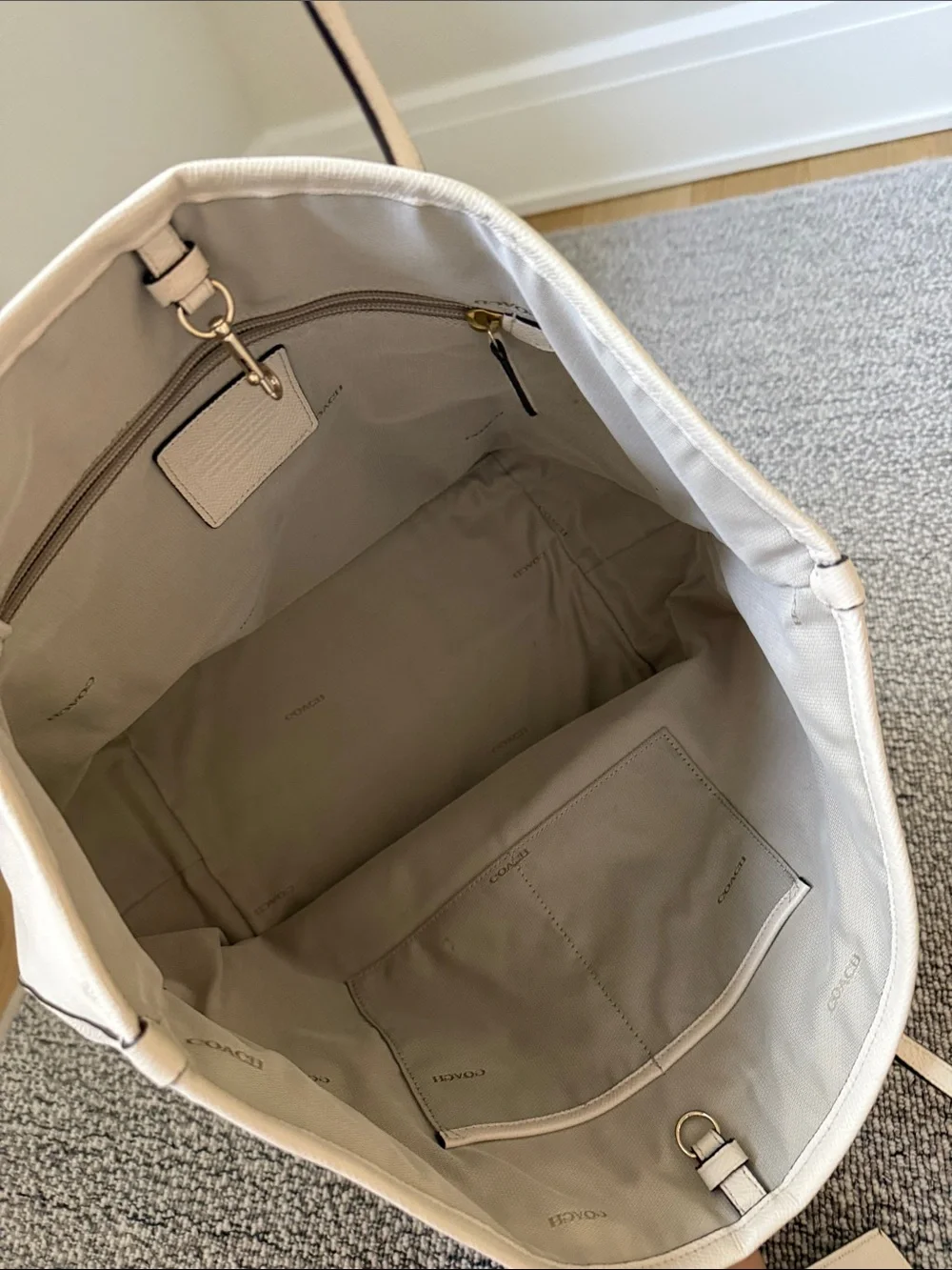 White Leather CoachTote Bag - Classic Everyday Carry
